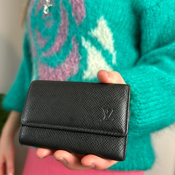 Louis Vuitton Black Taiga Leather 6 Key Holder - Picture 6 of 9